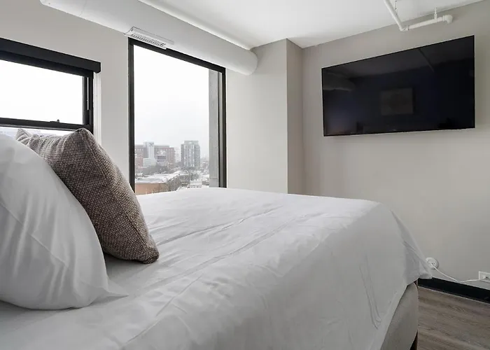 Landing Stylish 2Bd Gym Yoga Studio Chicago