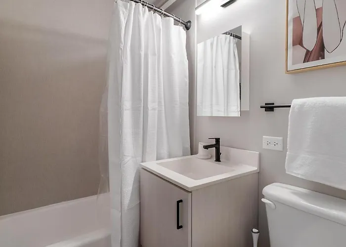 Landing Stylish 2Bd Gym Yoga Studio Chicago